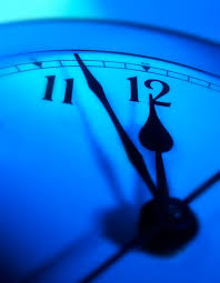horloge marquant midi moins cinq