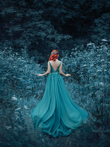 femme rousse de dos avec robe bleue