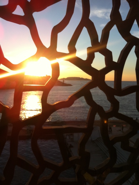 fenêtre sculptée donnant sur la mer
