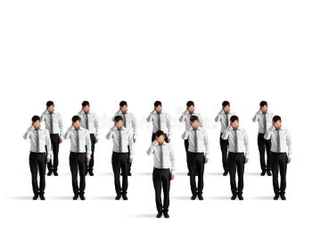 clones d'un homme se tenant le front