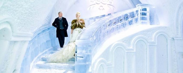 couple descendant un escalier de glace