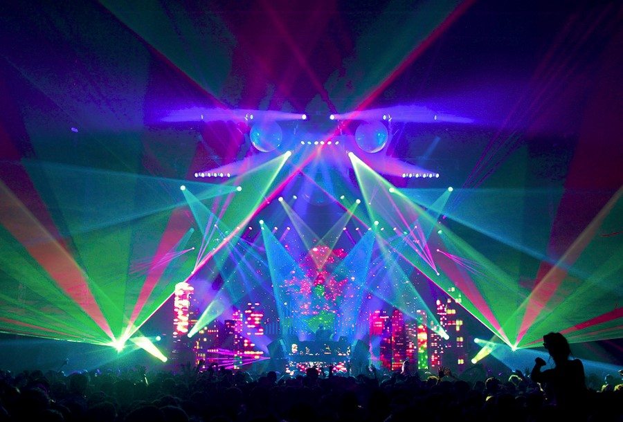 Concert de musique électronique avec lasers
